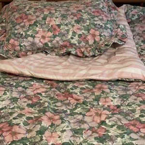 Vintage Floral/ Stripe Reversible Comforter Set Tw